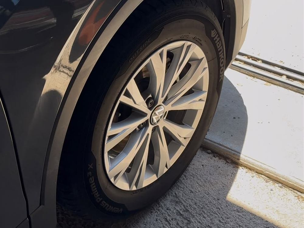 Après le passage BK Auto Brillance : jante et pneu du SUV parfaitement nettoyés