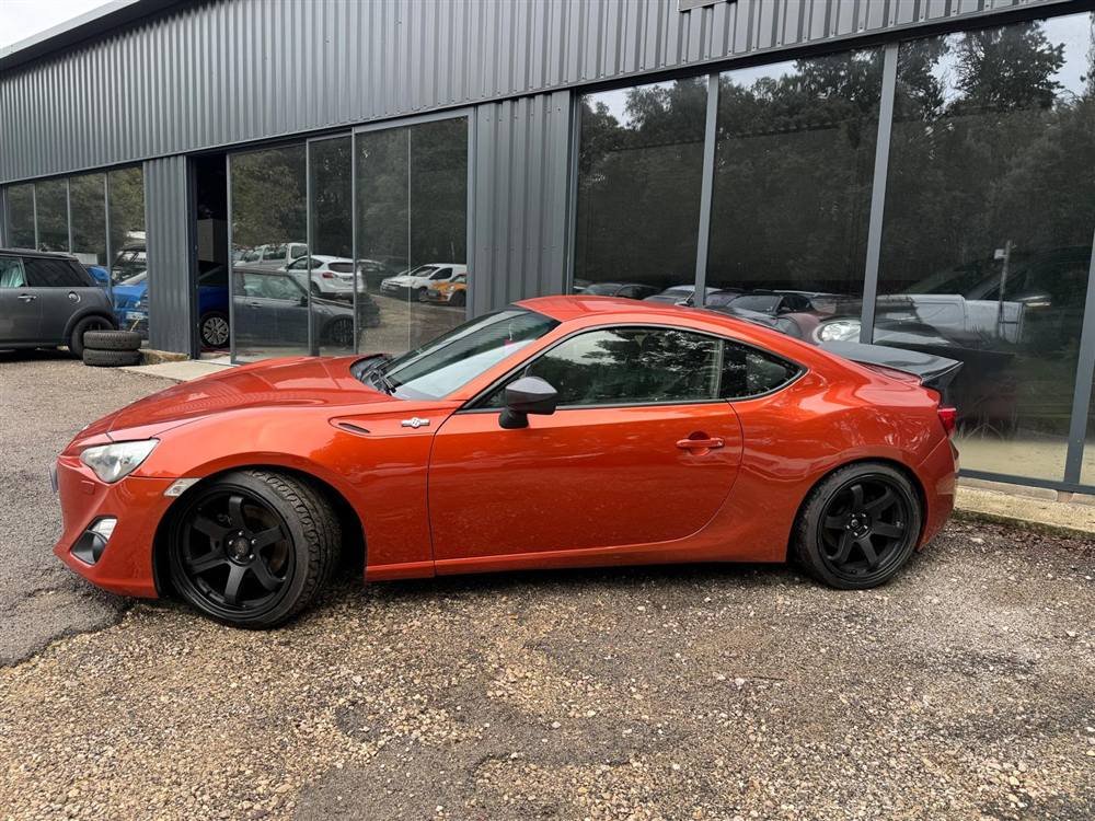 Toyota GT86 orange après lavage extérieur, devant l'atelier BK Auto Brillance