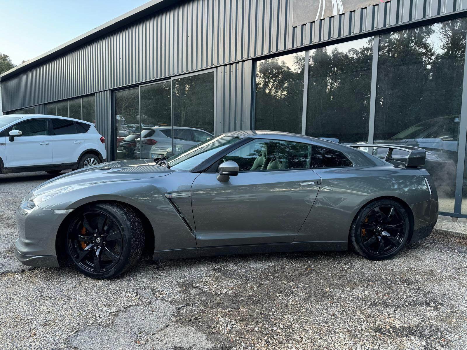 Nissan GT-R détaillée par BK Auto Brillance, carrosserie polie devant l'atelier